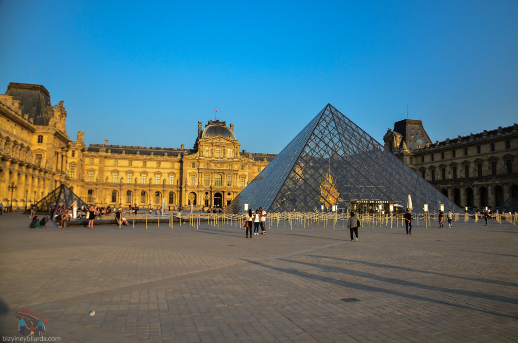 Louvre Müzesi - Cam Piramit