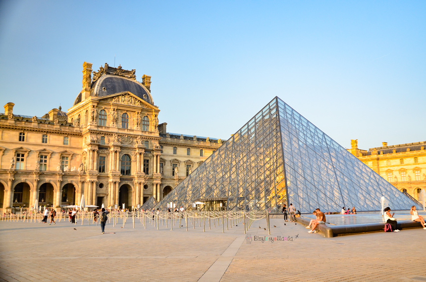 Paris Louvre Müzesi Cam Piramit